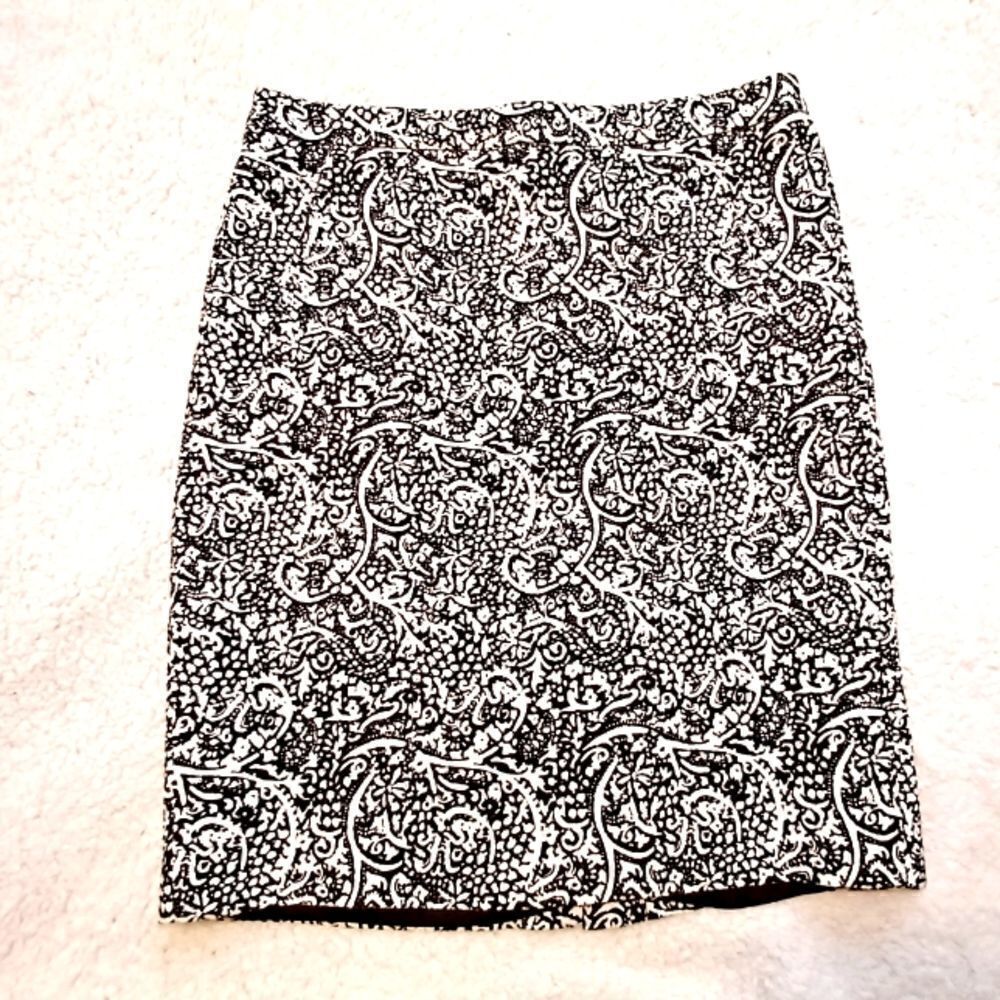 Halogen black and white geometric lined skirt Size 6